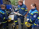 Bastian Barwe erklärt das hydraulische Rettungsgerät